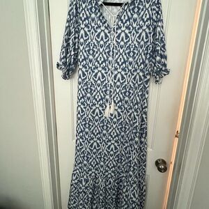 XL Easy flowing dress. A comfortable blue and white design with ruffles and flow
